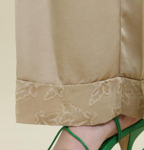 Pantalone raso con pences davanti sabbia