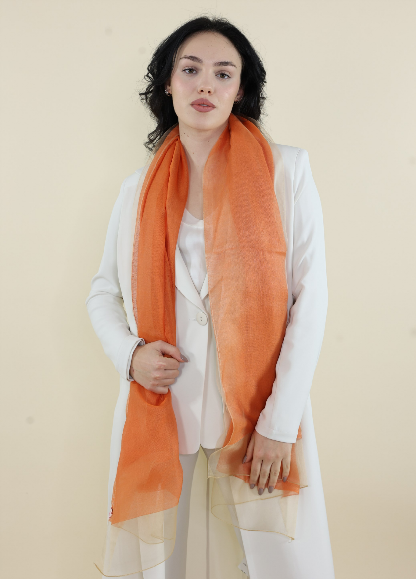 Immagine di Stola unita in seta con bordi arancio