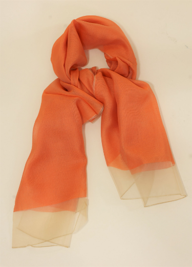 Immagine di Stola unita in seta con bordi arancio