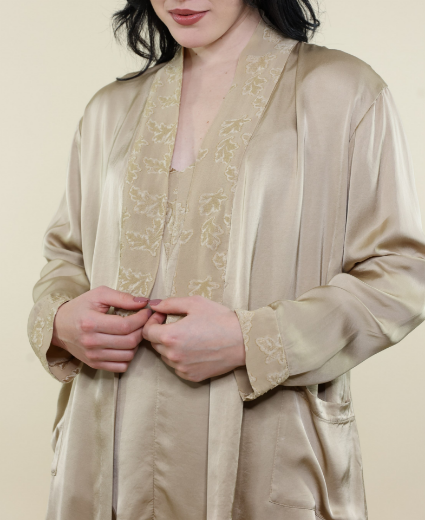Immagine di Kimono raso con collo ricamato sabbia