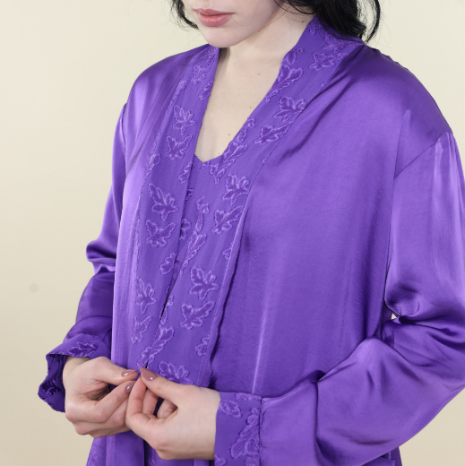 Immagine di Kimono raso con collo ricamato viola