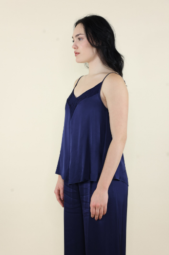 Immagine di Top raso con scollo ricamato e bretelle blu