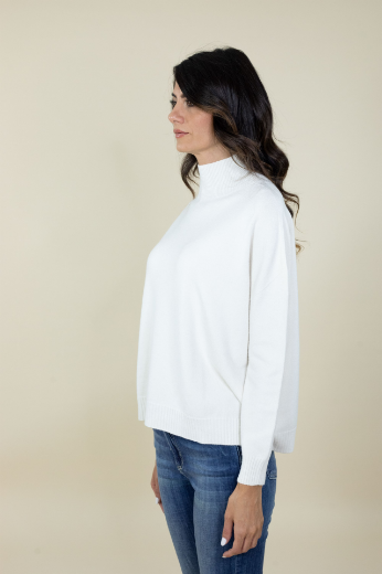 Immagine di Maglia lupetto a scatola rasata colore panna