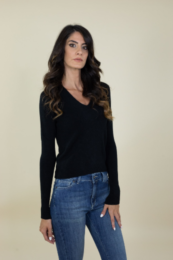 Immagine di Maglia scollo a v slim rasata colore nero