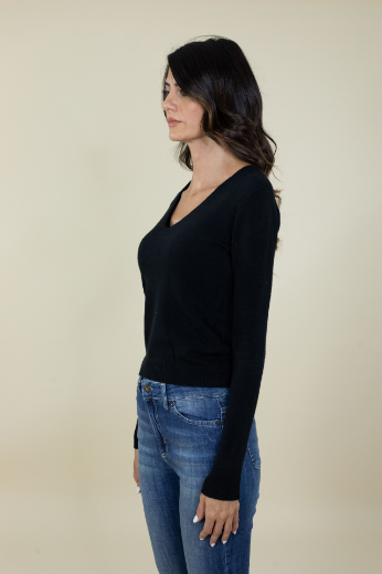 Immagine di Maglia scollo a v slim rasata colore nero