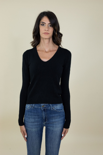 Immagine di Maglia scollo a v slim rasata colore nero