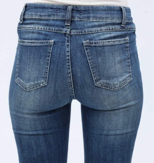 Jeans slim con svolta demin