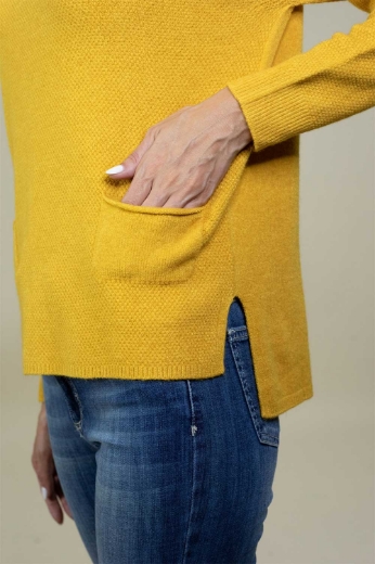 Maglia slim con tasche tramata colore ocra