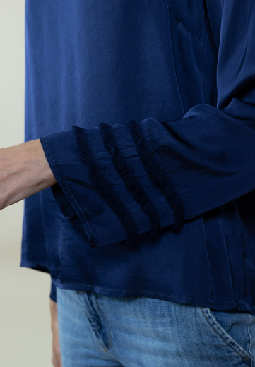 Immagine di Casacca raso a v con sfrangiatura manica blu