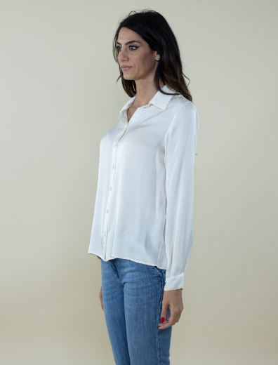 Immagine di Camicia in raso con colletto con sprono colore panna