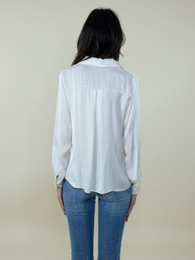 Immagine di Camicia in raso con colletto con sprono colore panna