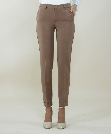 Immagine di Pantalone slim tasche passanti e svolta colore cammello