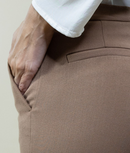 Immagine di Pantalone slim tasche passanti e svolta colore cammello