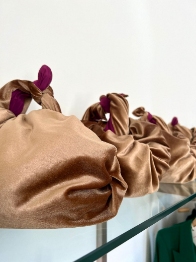Immagine di Borsa "truscia" velluto e taffetà colore cammello