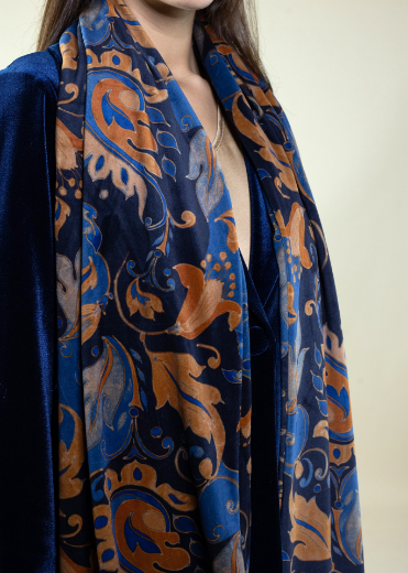 Immagine di Stola in velluto fantasia arabesque blu