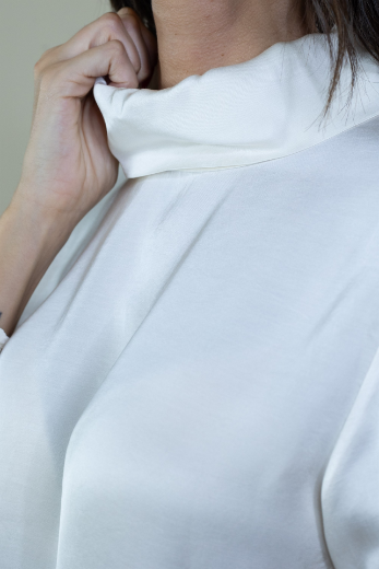 Immagine di BLUSA RASO CON COLLO ALTO  CON POLSO