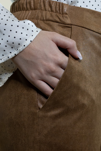 Immagine di PANTALONE CORTO IN ECOPELLE CON SVOLTA