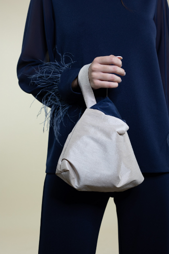Immagine di BLUSA CON PIUME SULLA MANICA IN SCUBA