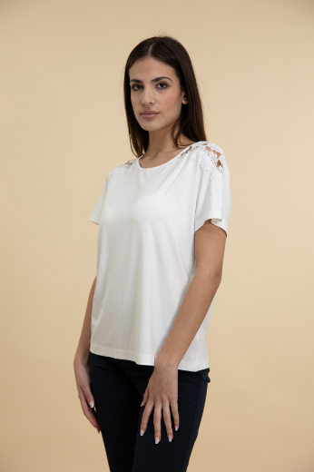 Immagine di T-shirt m/l con pizzo macrame' spalle