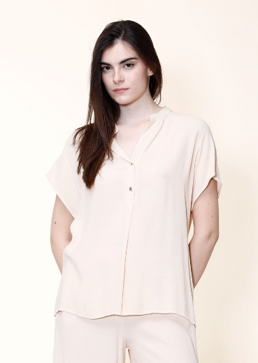Immagine di Blusa crepe con collo coreano e bottoni